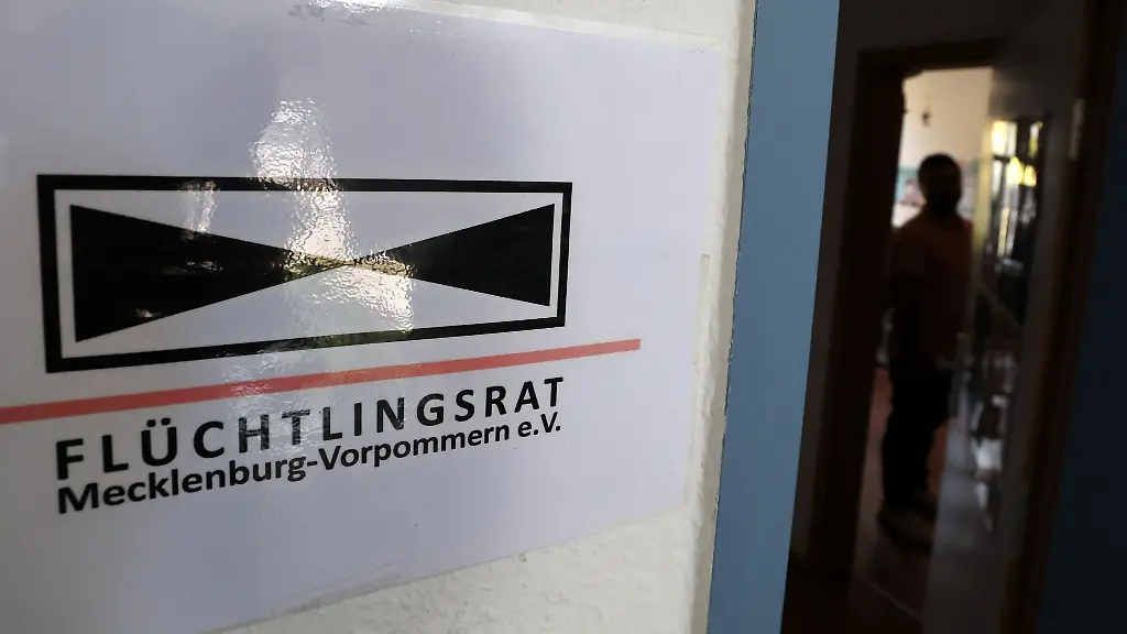 Das-Tuerschild-vom-Fluechtlingsrat-MV-e-V
