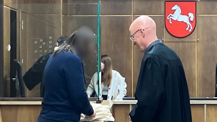 Die Angeklagte sagte nach den Ausführungen der Richterin, sie sei mit dem Urteil einverstanden.