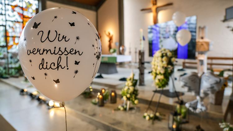 Die katholische St. Michael Kirche war im Auftrag von Arians Familie geschmückt worden - mit vielen Blumen, Kränzen, brennenden Kerzen und Luftballons. 