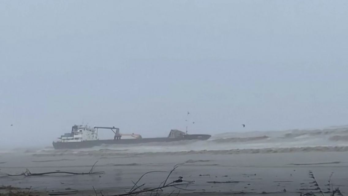 Frachtschiff sinkt vor Taiwan wegen Taifun Gaemi.jpg