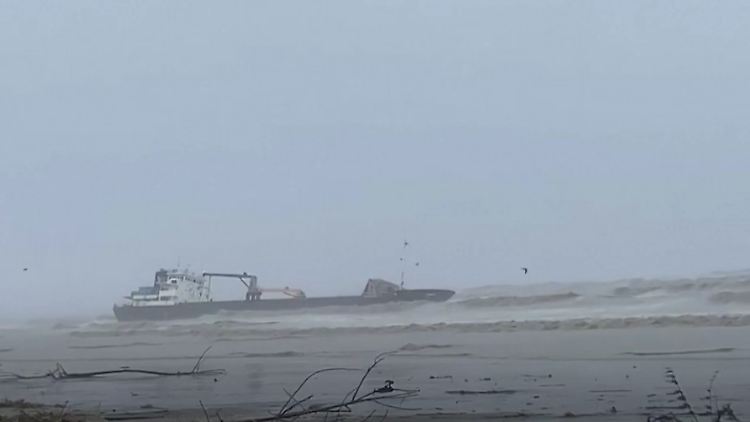 Frachtschiff sinkt vor Taiwan wegen Taifun Gaemi.jpg