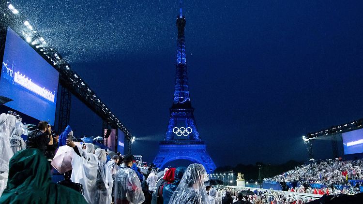 Der Eiffelturm ist eine beliebte Touristenattraktion. Auch bei Olympiasportlern.