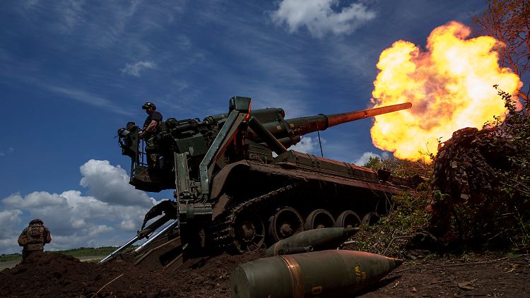 Ukrainische Soldaten der 43. Artilleriebrigade feuern mit einer Panzerhaubitze 2S7 auf russische Stellungen an der Frontlinie in der Region Donezk. 