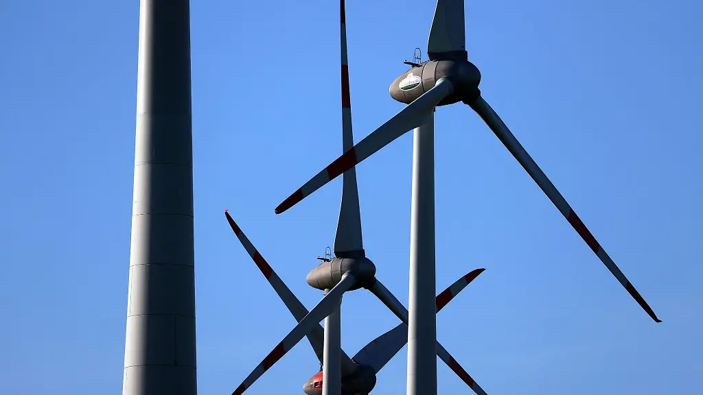 Windraeder-drehen-sich-vor-einem-blauen-Himmel