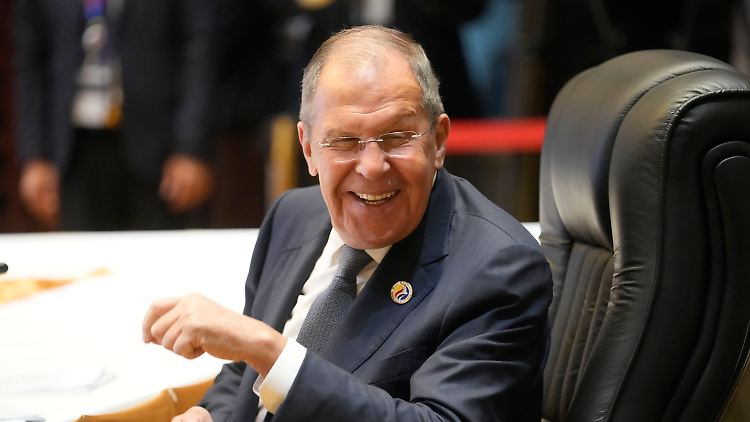 Lawrow kündigt an, dass Russland einen NATO-Beitritt Kiews verhindern werde. 