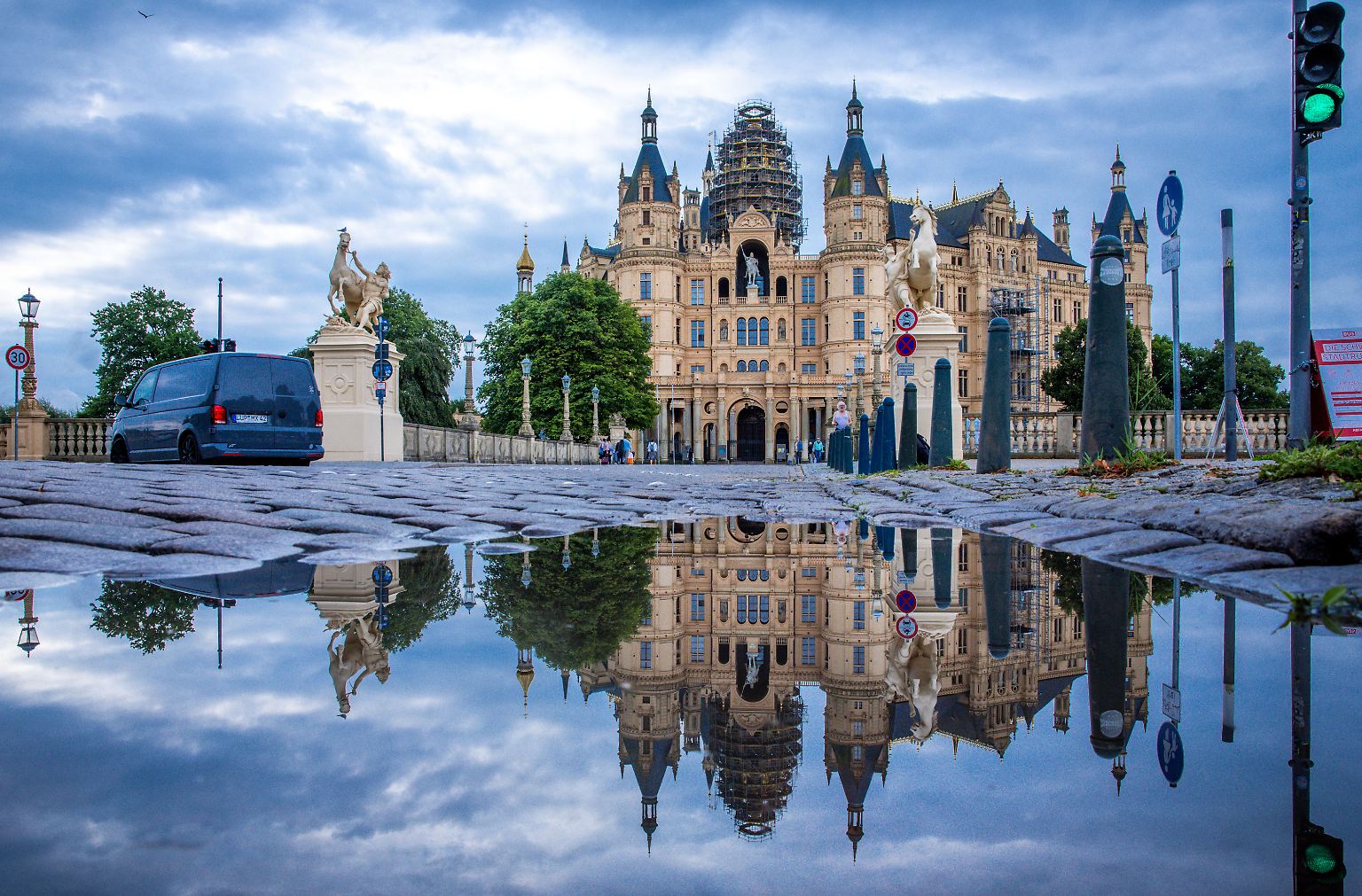 54 Welterbestätten kann Deutschland mittlerweile vorweisen: Neuestes Mitglied auf der Liste ist seit dem 27. Juli 2024 das Schweriner Residenzensemble - mit dem bekannten Schloss, ... 