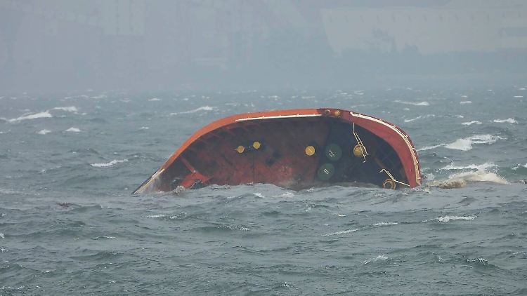Da schaute noch ein Teil des Öltankers "Terra Nova" aus dem Wasser. Mittlerweile liegt das Schiff in 34 Metern Tiefe. 