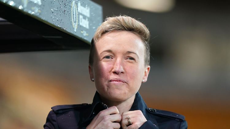 Harte FIFA-Strafe im Drohnen-Skandal: Sechs Punkte Abzug und ein Jahr Sperre für Trainerin Bev Priestman.