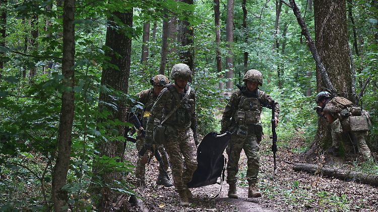 In diesem Bild nur eine Übung: Ukrainische Soldaten evakuieren einen Verletzten.