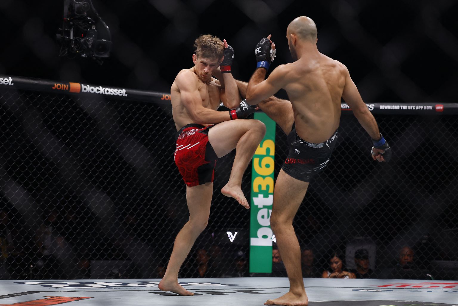 Den Auftakt bei der Main Card von UFC 304 machen Arnold Allen und Giga Chikadze. Der Georgier und der Briten sollen ein Duell zweier blitzschneller Striker liefern.