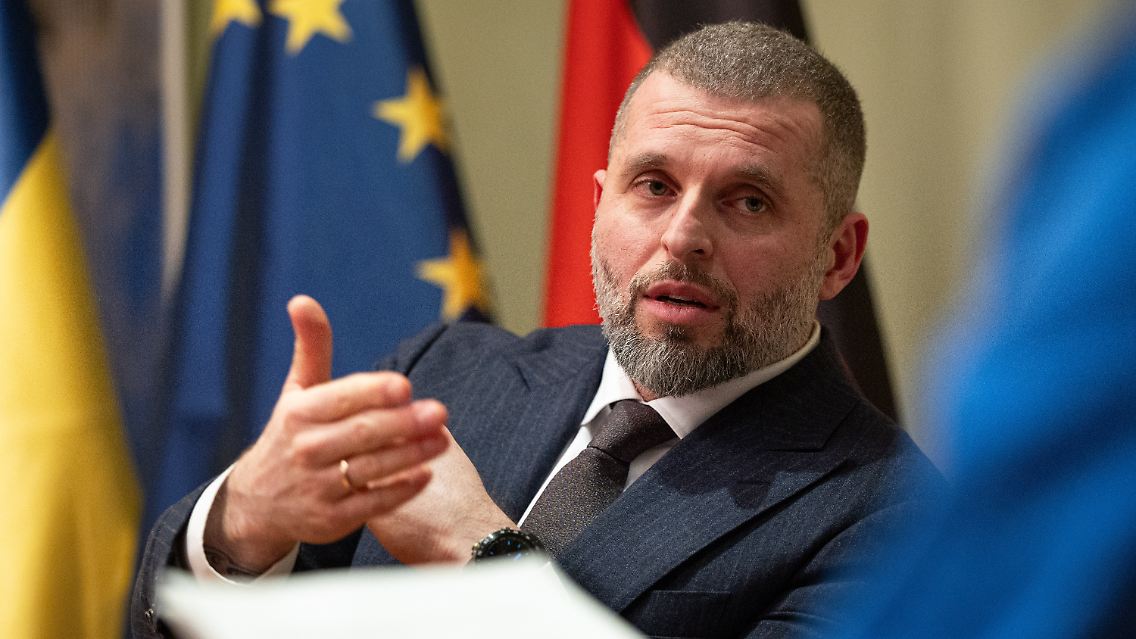 Matwij Bidny berichtet von der schwierigen Olympia-Vorbereitung der ukrainischen Sportlerinnen und Sportler. Diese habe in kalten Pools oder ohne Klimaanlage stattgefunden, auch das Reisen und die mentale Verfassung sei schwierig, so der Sportminister.