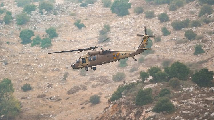 Ein israelischer Helikopter fliegt am Samstag über die Golanhöhen nach dem Raketeneinschlag auf einen Fußballplatz.