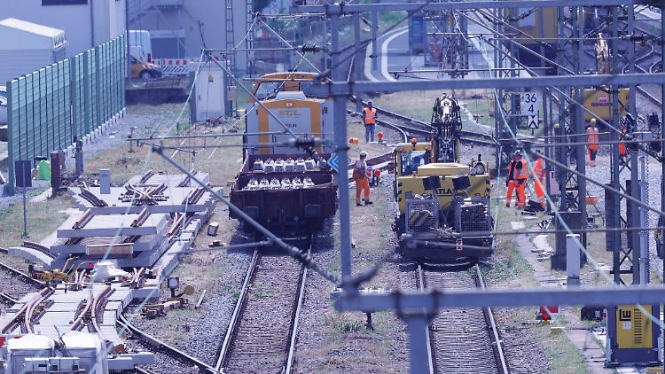 Eine Baustelle von vielen: Arbeiten an der gesperrten Riedbahn-Strecke Frankfurt - Mannheim.