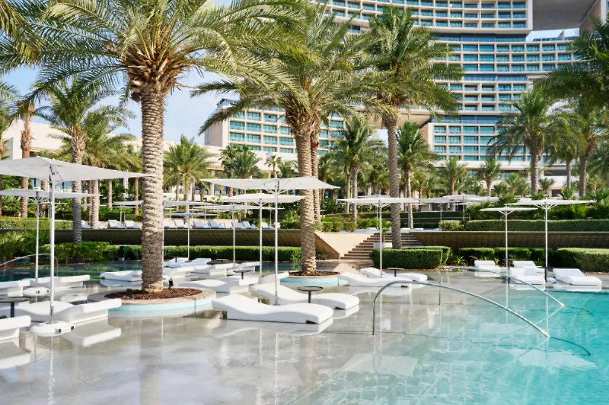 800-atlantistheroyal-royalpoolfloatingloungers-0015-1