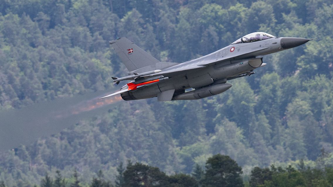 Ein Kampfjet vom Typ F-16 der dänischen Luftwaffe (Archiv-Foto).
