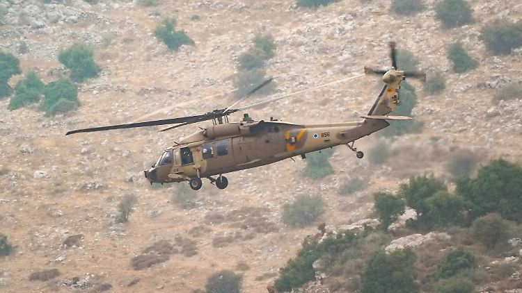 Ein israelischer Militärhubschrauber kreist über den Golanhöhen. 