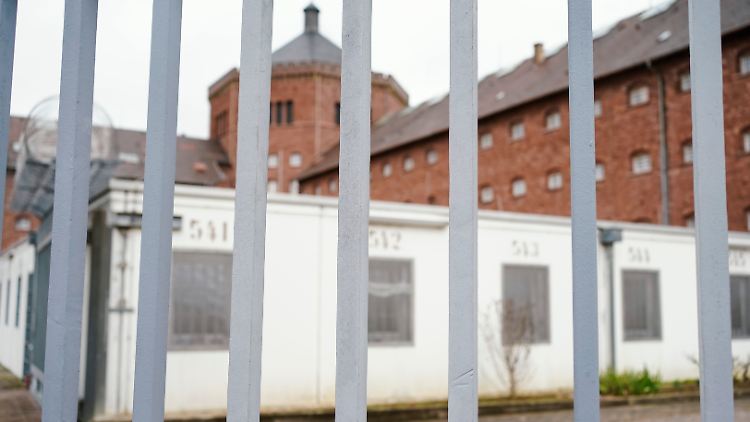 Die beiden Beamten, die den Häftling nicht an einer Flucht hindern konnten, erhielten später Geldstrafen.