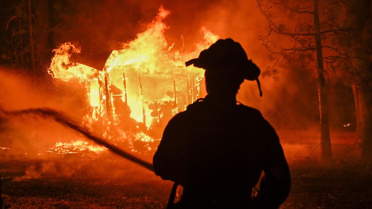 Die Einsatzkräfte sind eigenen Angaben zufolge noch weit davon entfernt, das Feuer unter Kontrolle zu bringen.