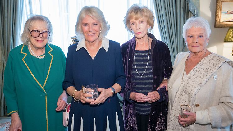 Edna O'Brien (2. von rechts) zusammen mit Bestsellerautorin Antonia Fraser (links), der jetzigen britischen Königin Camilla und Schauspielerin Judi Dench. 