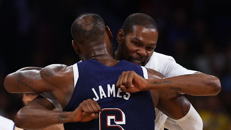 Superstars unter sich: LeBron James und Kevin Durant.