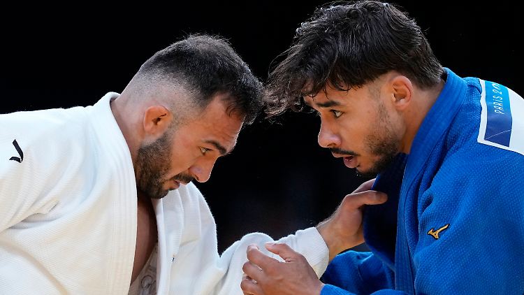 Baruch Shmailov (l) aus Israel kämpft gegen Abderrahmane Boushita aus Marokko.
