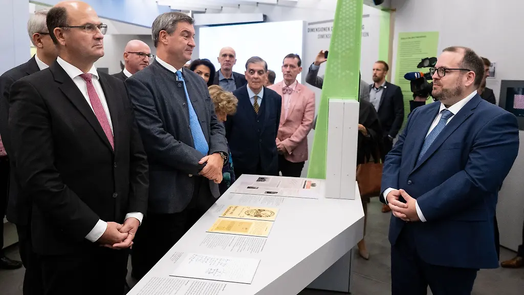 Albert-Fueracker-l-r-CSU-Finanzminister-von-Bayern-Markus-Soeder-CSU-Ministerpraesident-von-Bayern-und-Sven-Keller-Leiter-der-Dokumentation-Obersalzberg-stehen-in-der-Ausstellung