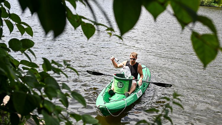Am Funkhaus Berlin werden Kajaks kostenlos verliehen, wenn die Paddler auf ihrer Tour Müll aus dem Wasser fischen.