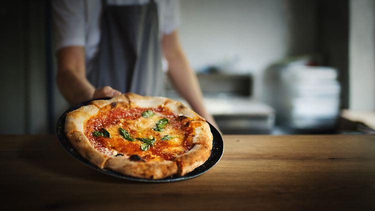 Selbstgemachte Pizza aus dem Pizzaofen ist besonders luftig.