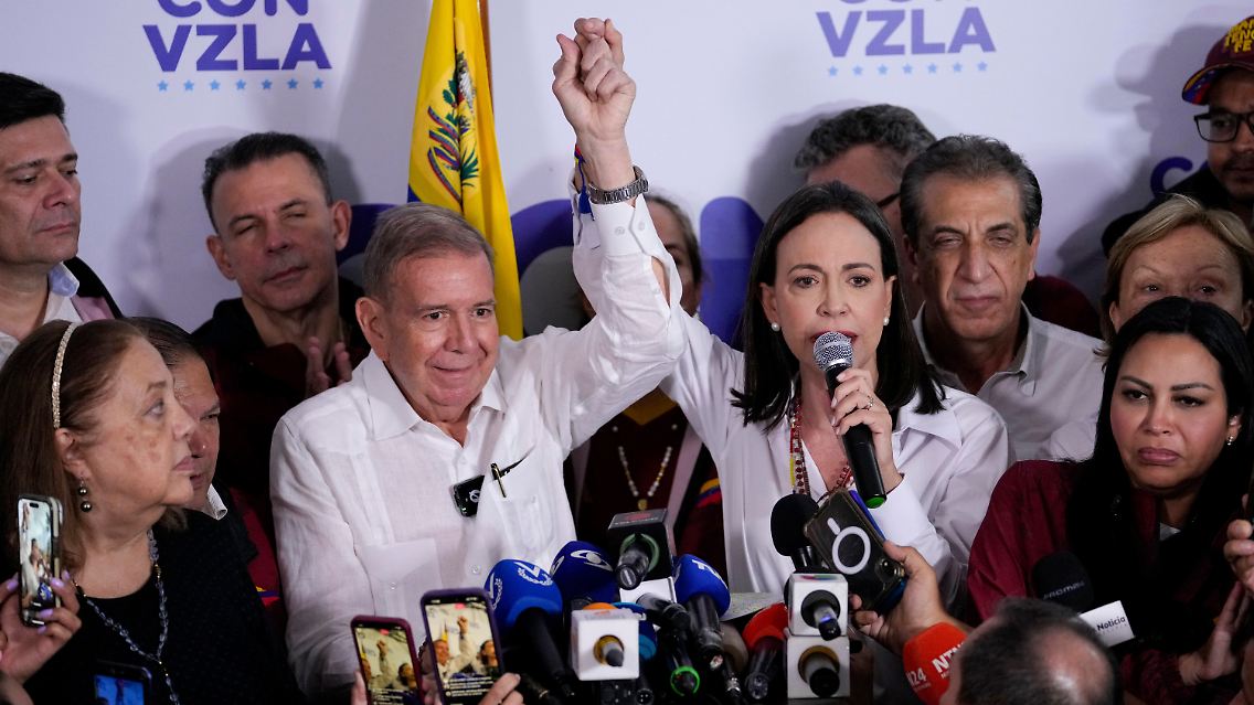 Oppositionsführerin Maria Corina Machado (r.) und Präsidentschaftskandidat Edmundo Gonzalez zweifeln am Ergebnis der Wahlbehörden zu den Präsidentschaftswahlen.