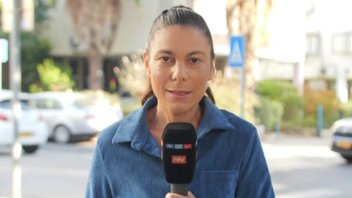 Raschel Blufarb.jpg