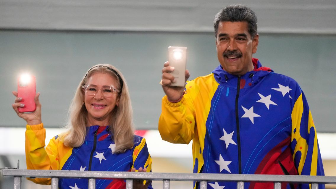 Nicolas Maduro und seine Frau Cilia Flores schalten nach der Stimmabgabe bei den Präsidentschaftswahlen ihre Handy-Taschenlampen ein.