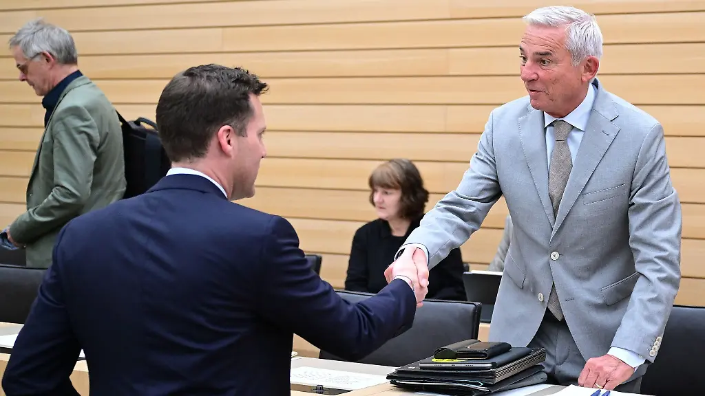 Thomas-Strobl-r-CDU-begruesst-im-Landtag-vor-einer-Debatte-Manuel-Hagel-CDU-Fraktionsvorsitzender