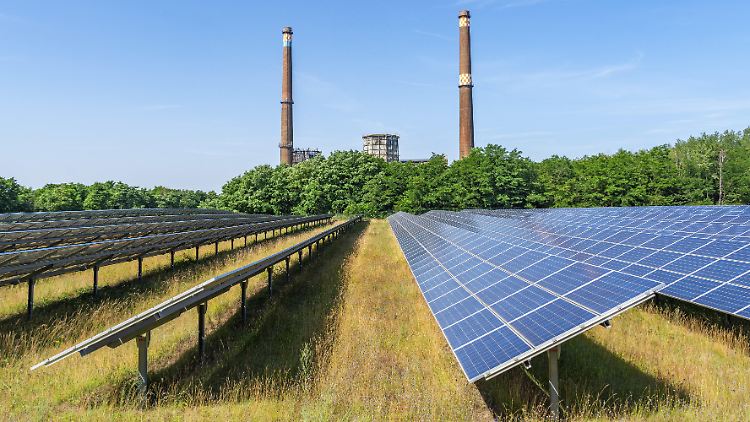 Ein Solarpark vor dem stillgelegten Braunkohle-Kraftwerk Plessa in Brandenburg.
