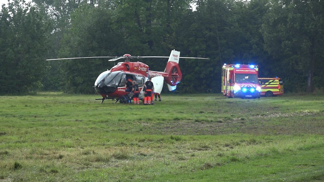 Die Verletzten wurden mit einem Rettungshubschrauber ins Krankenhaus transportiert.