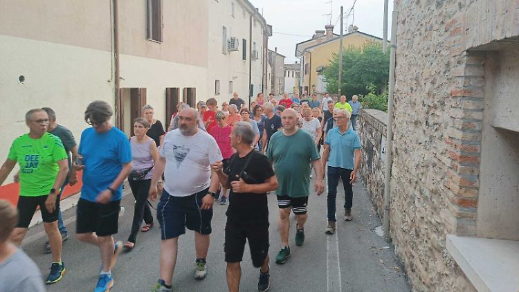 Bürgermeister Fregonese (weißes T-Shirt) gemeinsam mit zahlreichen Bürgern beim Spaziergang.