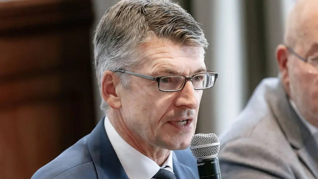 Hamburgs-Polizeipraesident-Ralf-Martin-Meyer-spricht-auf-einer-Pressekonferenz