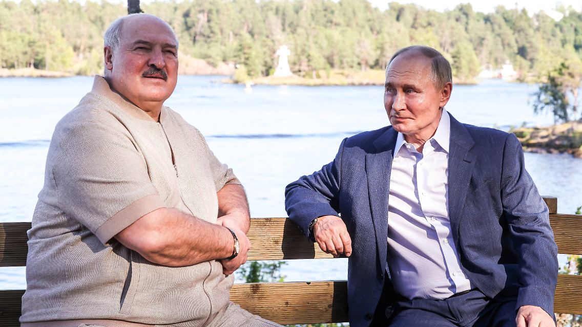 Einträchtig vor idyllischer Kulisse: Lukaschenko und Putin trafen sich am 26. Juli in der Nähe von St. Petersburg.