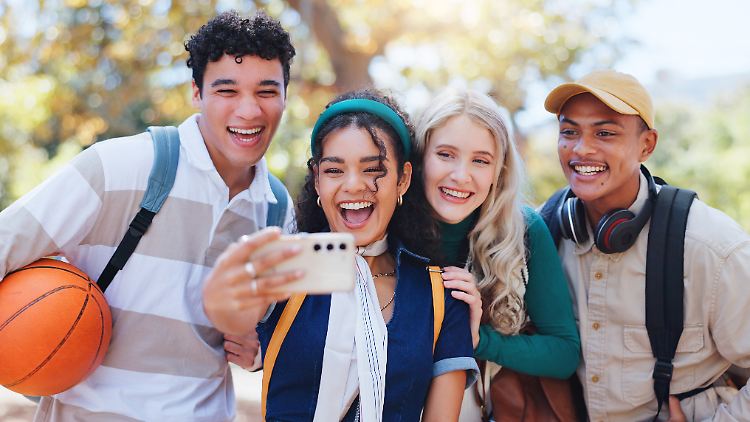 Laut Branchenverband Bitkom hat bereits ein Großteil der Schüler ab zehn Jahren ein eigenes Smartphone.