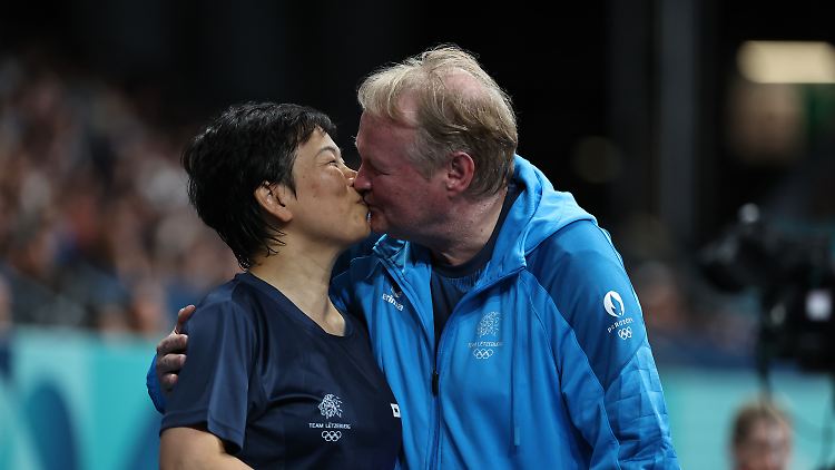 Ein Küsschen für den Sieg in der Vorrunde: Ni Xia Lian mit ihrem Ehemann und Trainer Tommy Danielsson.