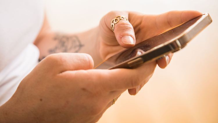 Bei sogenannten Ping-Calls lassen Betrüger das Telefon kurz klingeln, legen dann sofort auf und versuchen einen so dazu zu bringen, zurückzurufen.