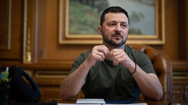 Selenskyj bezeichnete die Front um die Stadt Wowtschansk in der Region Charkiw als "eine der schwierigsten". 