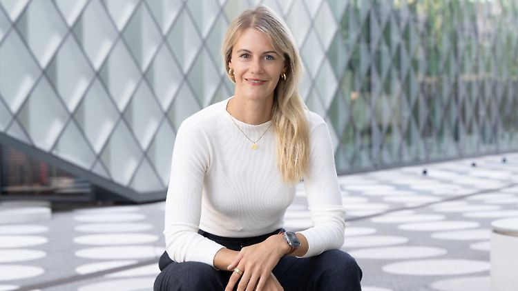 Socialbee von Zarah Bruhn wird von Unternehmen wie SAP oder Bayer genutzt. Die Job-Plattform bietet Qualifizierungsprogramme für Geflüchtete an und zeigt Unternehmen, wie sie diese Talente langfristig integrieren. Ziel ist, dass die Unternehmen sie nach maximal anderthalb Jahren Beschäftigung über Socialbee in ein festes Arbeitsverhältnis übernehmen. Rund 1300 geflüchtete Menschen hat Socialbee bereits von Leistungsbeziehern zu Einzahlern gemacht.