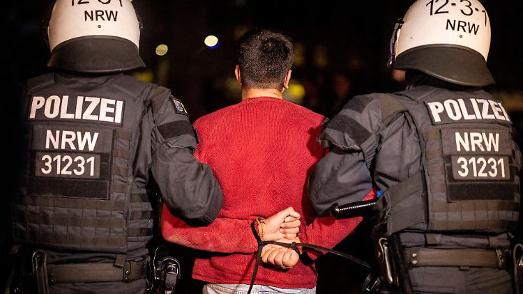 Ist ein Tatverdächtiger eindeutig identifiziert, sollen Polizeibeamte in NRW künftig immer deren Nationalität veröffentlichen.
