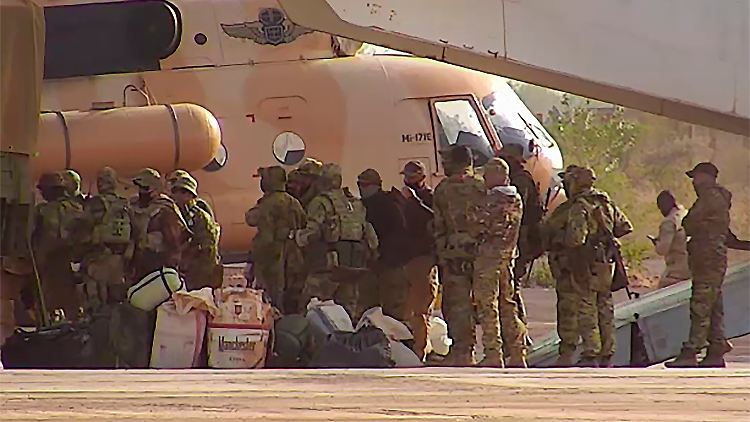 Undatierte Aufnahme einer Gruppe russischer Söldner auf einem Flugplatz in Mali. 