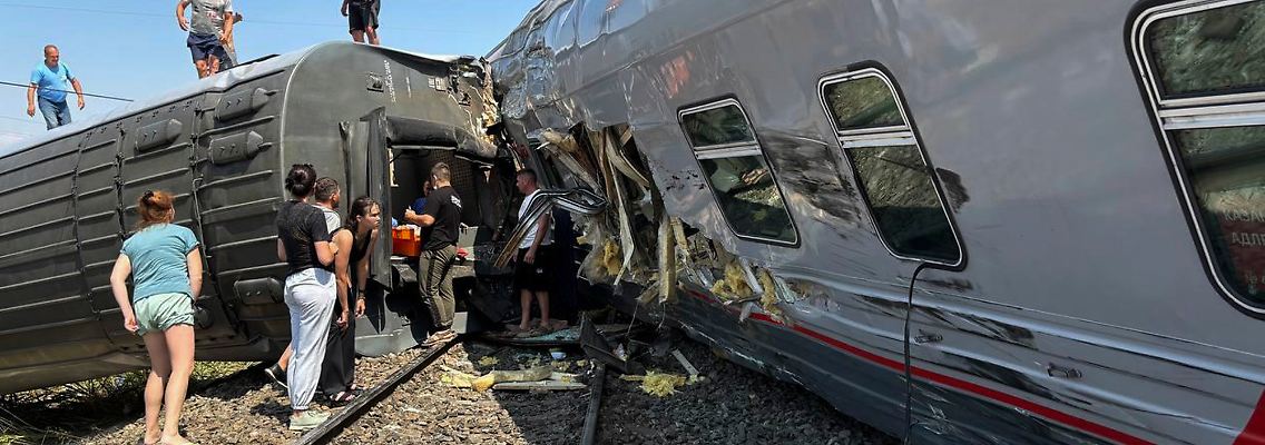 Russische Online-Medien veröffentlichten ein Video, in dem umgestürzte und eingedrückte Waggons zu sehen waren. Einige Reisende befreiten sich demnach, indem sie aus den Zugfenstern kletterten.