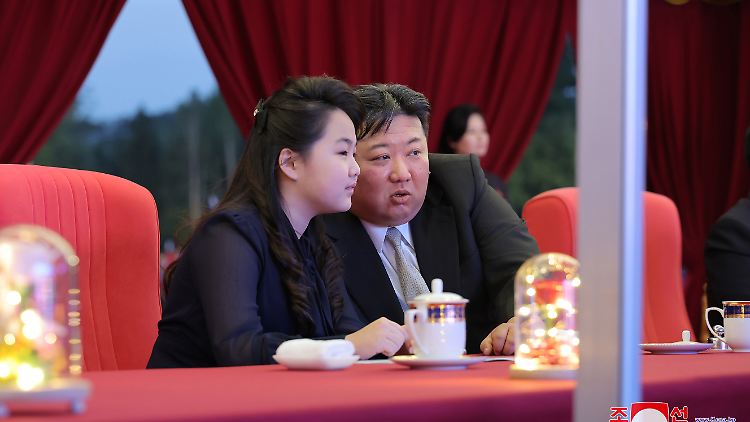 Kim Jong Un und seine Tochter Ju Ae im Mai bei der Zeremonie zur Fertigstellung einer neuen Straße im Norden Pjöngjangs.