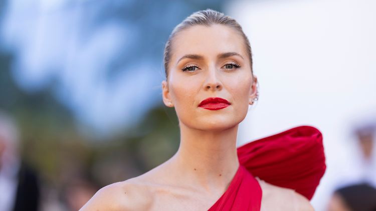 Lena Gercke hat Spaß im Pool - jedes Jahr aufs Neue.