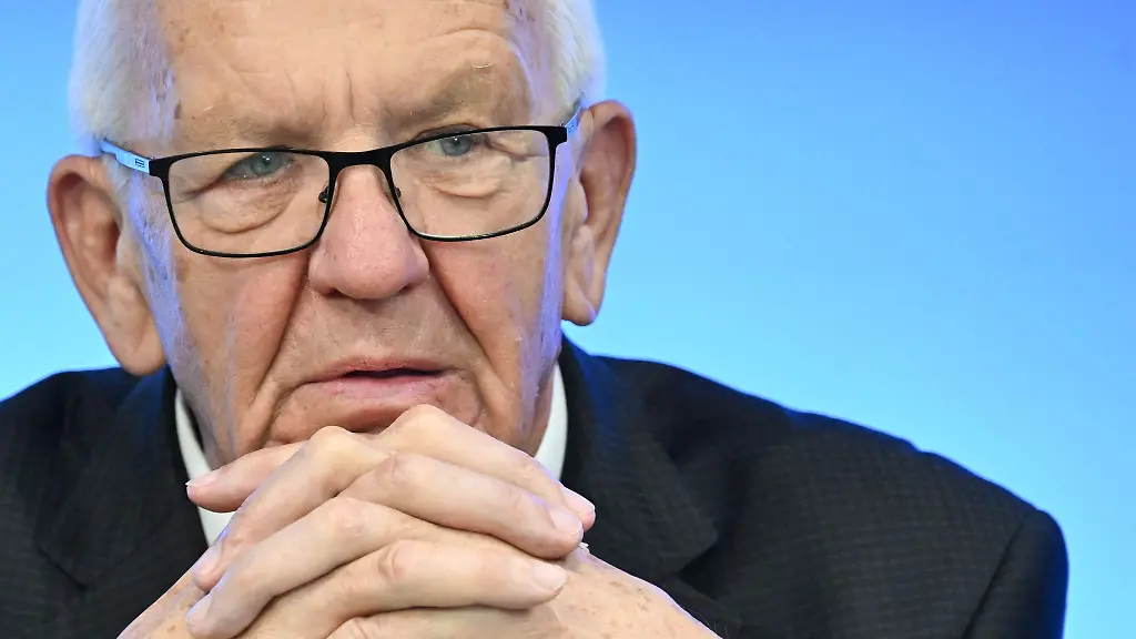 Winfried-Kretschmann-Buendnis-90-Die-Gruenen-Ministerpraesident-von-Baden-Wuerttemberg-spricht-im-Landtag-bei-einer-Regierungs-Pressekonferenz