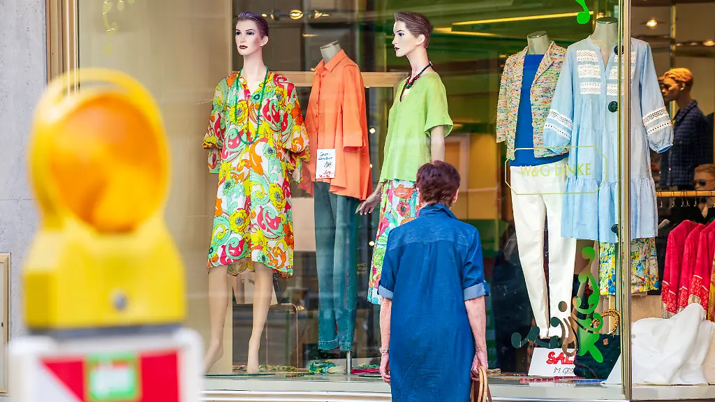 Die-Deutschen-beschraenken-sich-derzeit-eher-aufs-Schaufenstergucken-die-Portemonnaies-bleiben-oft-in-der-Tasche