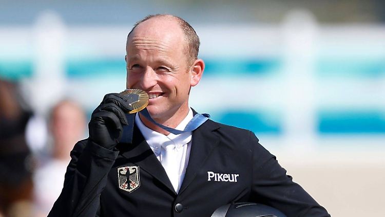 Vielseitigkeitsreiter Michael Jung triumphiert in Versailles.
